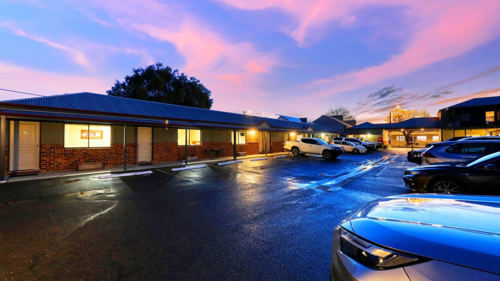 The Saltbush Motor Inn Hay Exterior foto