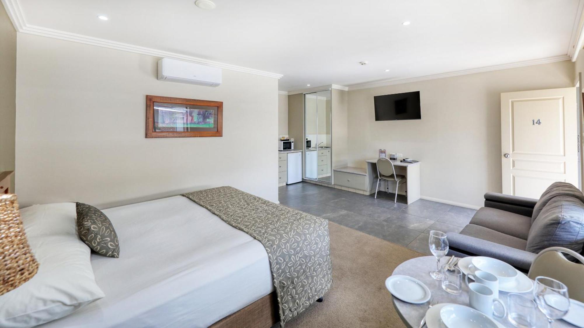 The Saltbush Motor Inn Hay Exterior foto